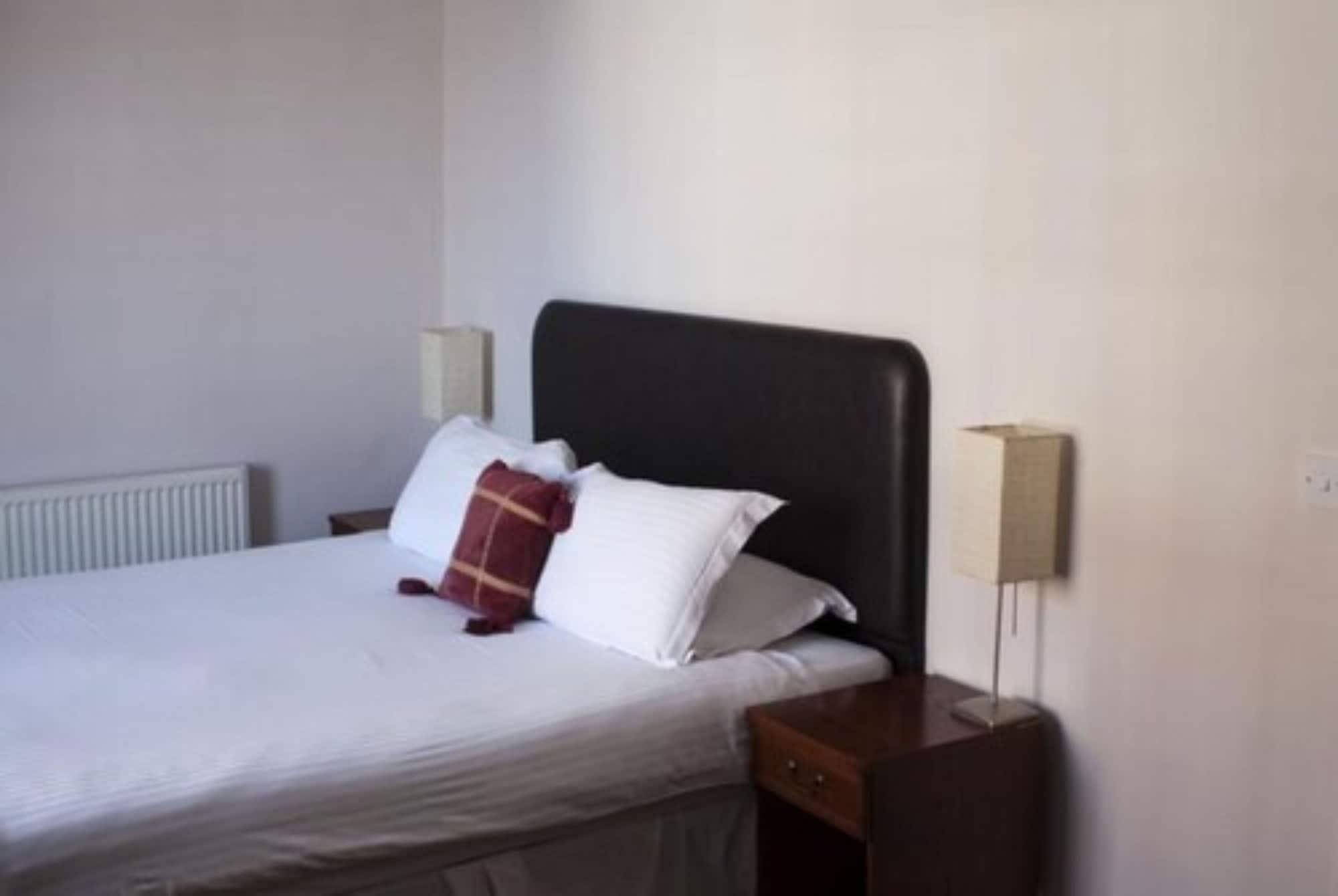 Oyo White Horse Hotel